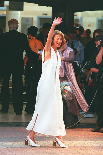 Charlotte Rampling en robe blanche fluide