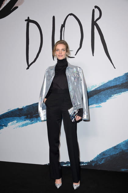 Natalia Vodianova en veste argentée et pantalon noir
