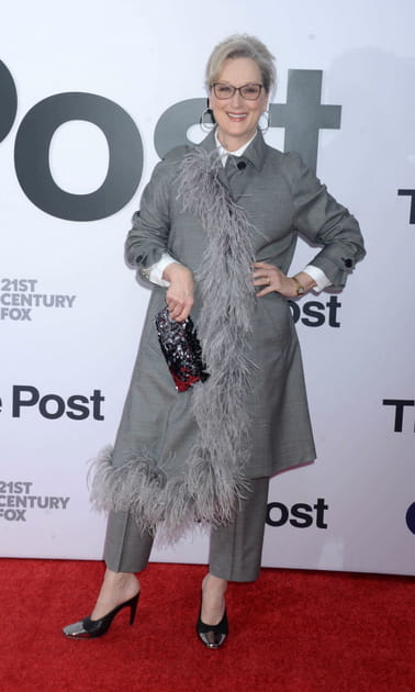 Meryl Streep en veste longue grise à plumes Prada