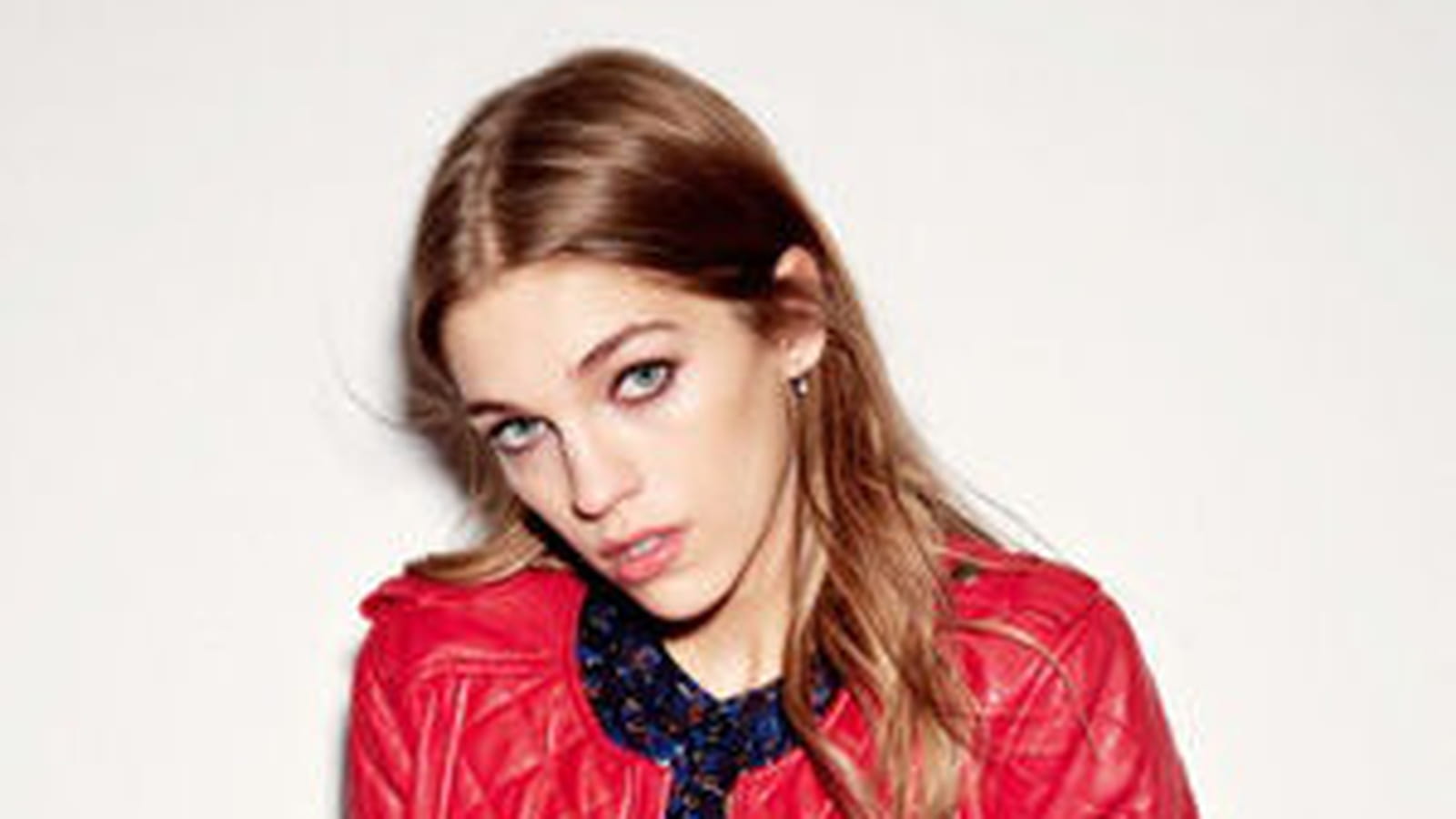 Blouson rouge en cuir de Comptoir des Cotonniers