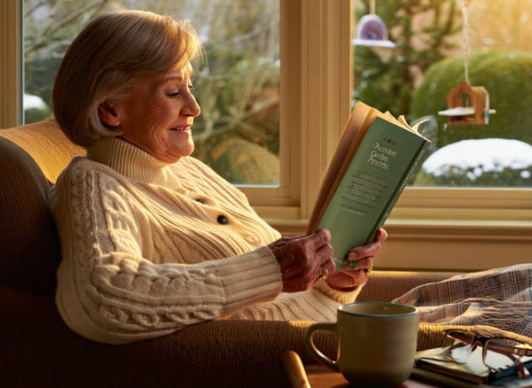 mamie-qui-lit-devant-son-jardin-endormi
