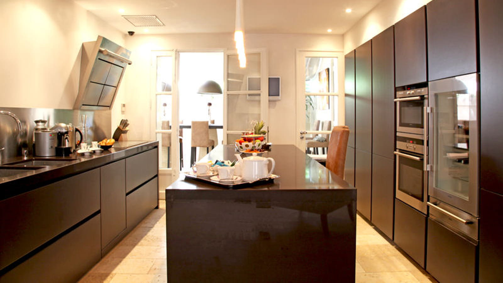 Déco cuisine noir et minimaliste