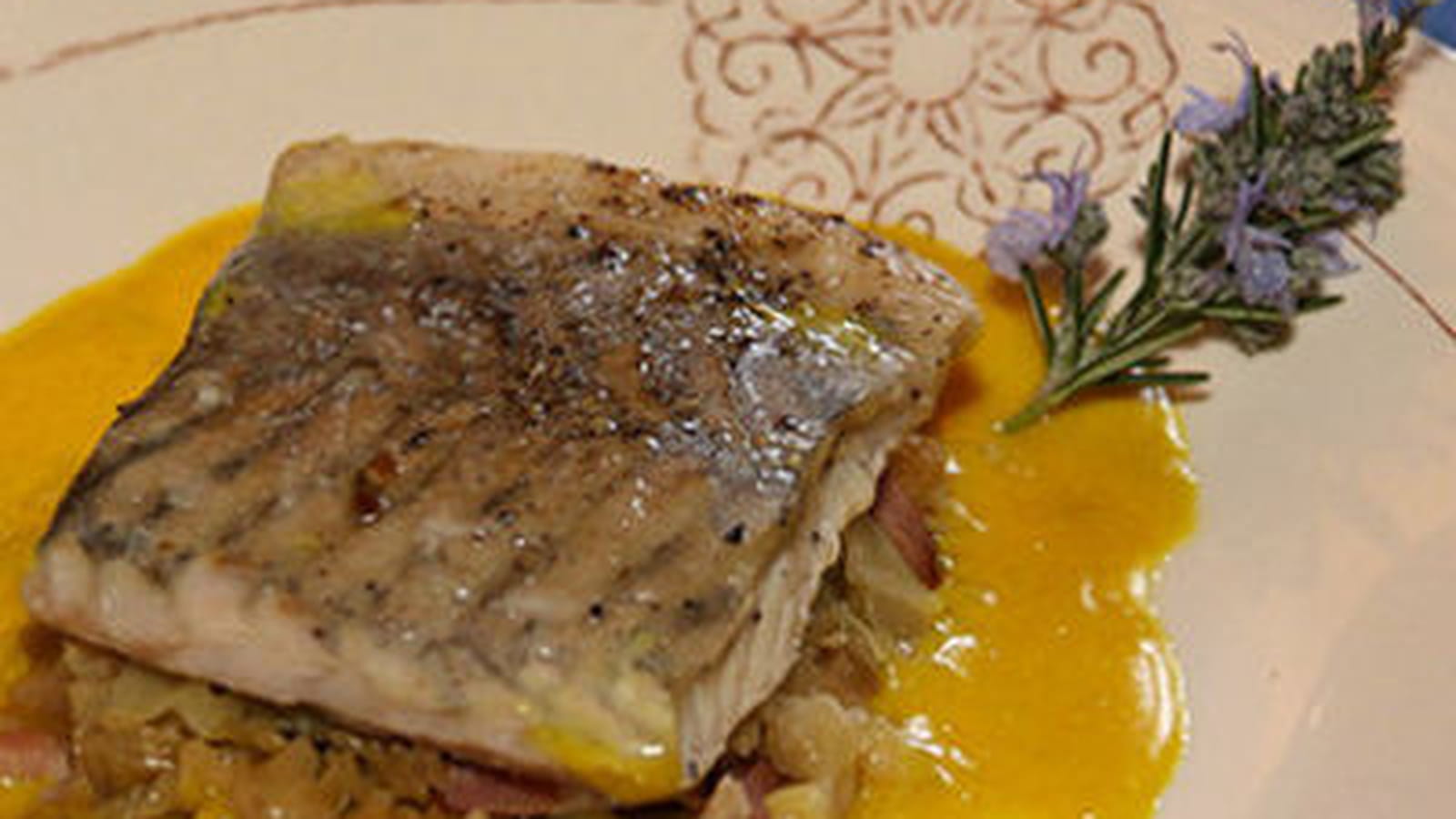 Pavé d’esturgeon à la vapeur de romarin, embeurrée de chou, sauce au curcuma