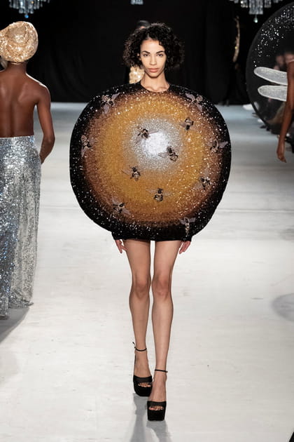 Robe boule paillet&eacute;e aper&ccedil;ue sur le d&eacute;fil&eacute; Rahul Mishra