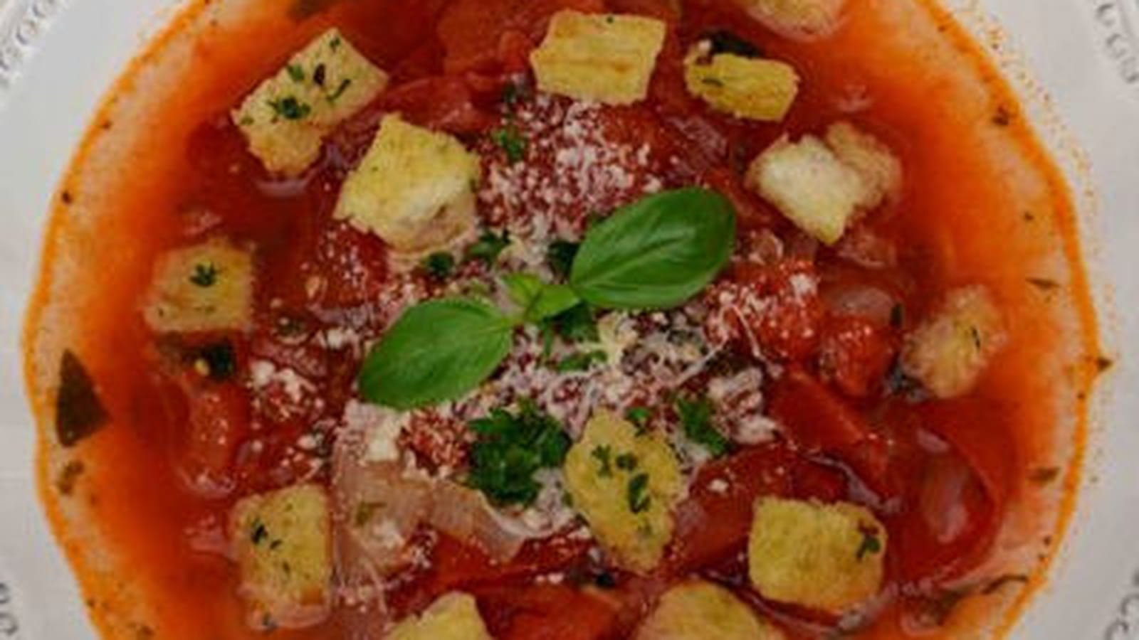 Bouillon de tomates et petits croûtons 