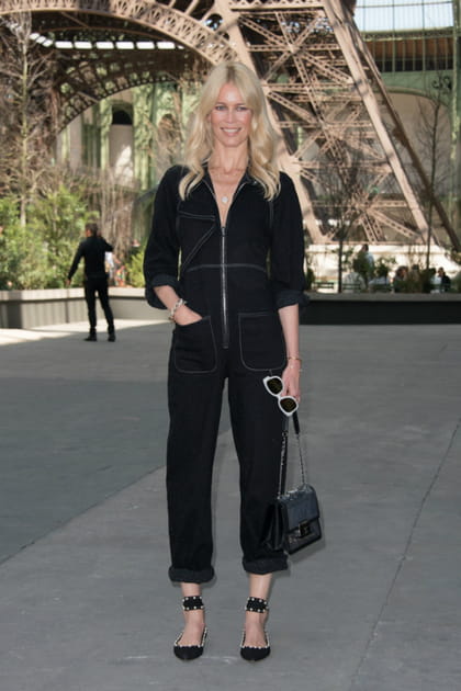 Claudia Schiffer en combinaison noire