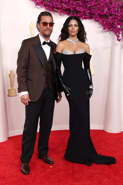 Matthew McConaughey en veste chocolat Versace et Camila Alves McConaughey en robe noir et argenté Versace