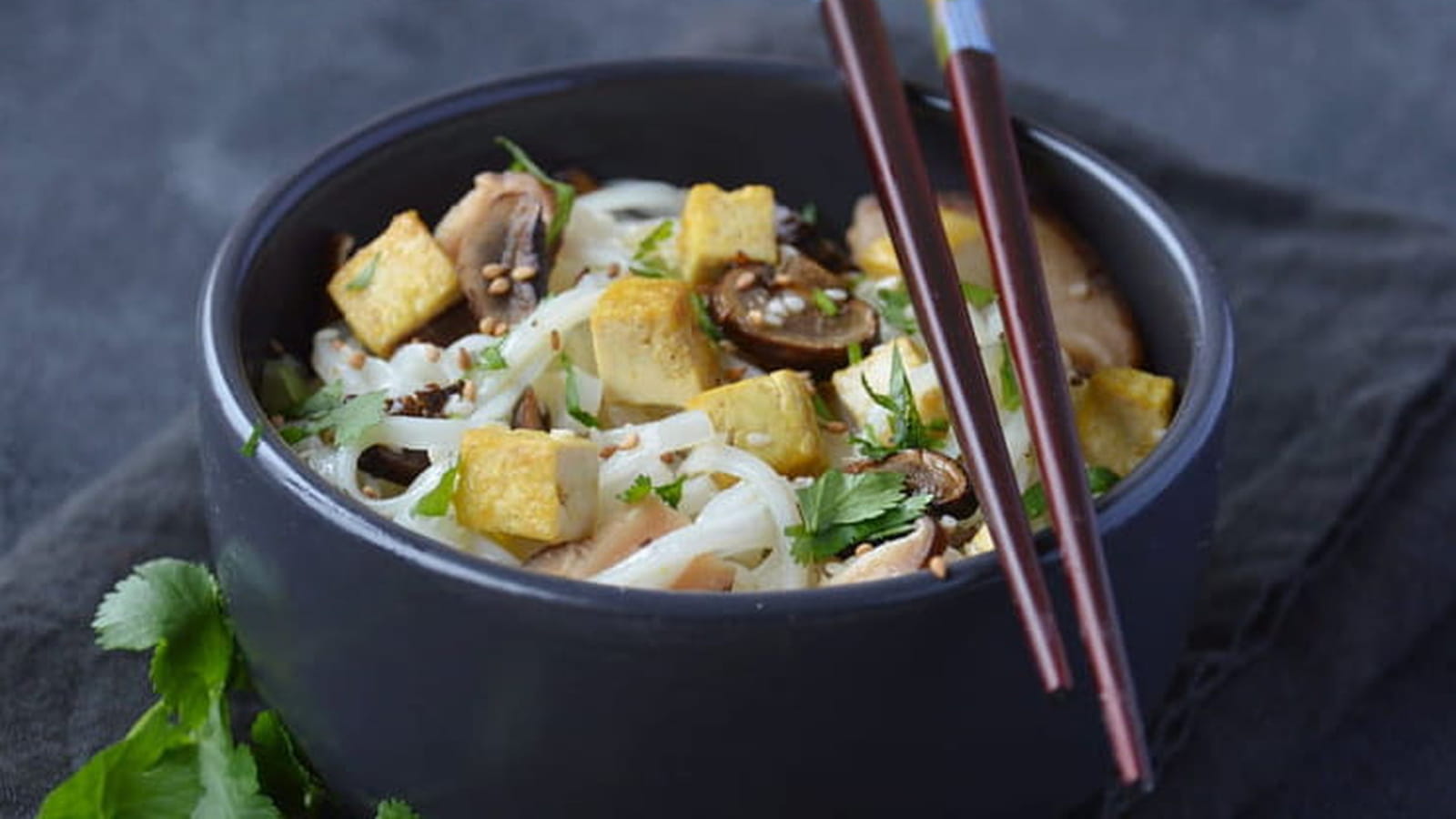 Nouilles de riz, champignons et tofu