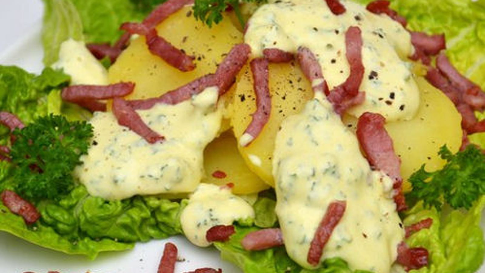 Salade tiède de pommes de terre aux lardons, sauce persil et curcuma
