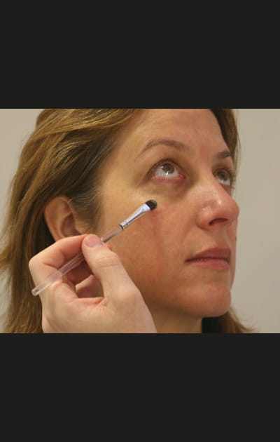 Comment cacher les rougeurs du visage&nbsp;: le soin du contour des yeux