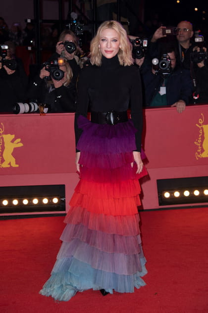 Cate Blanchett en pull à col roulé noir et jupe longue à dégradé multicolore Givenchy
