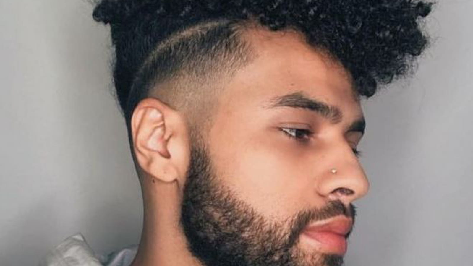 Les cheveux frisés volume