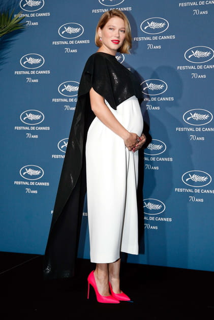 Léa Seydoux enceinte en robe longue bi-colore et escarpins roses