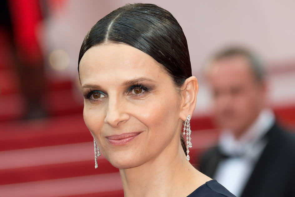 Les cheveux plaqu&eacute;s nou&eacute;s en tresse de Juliette Binoche