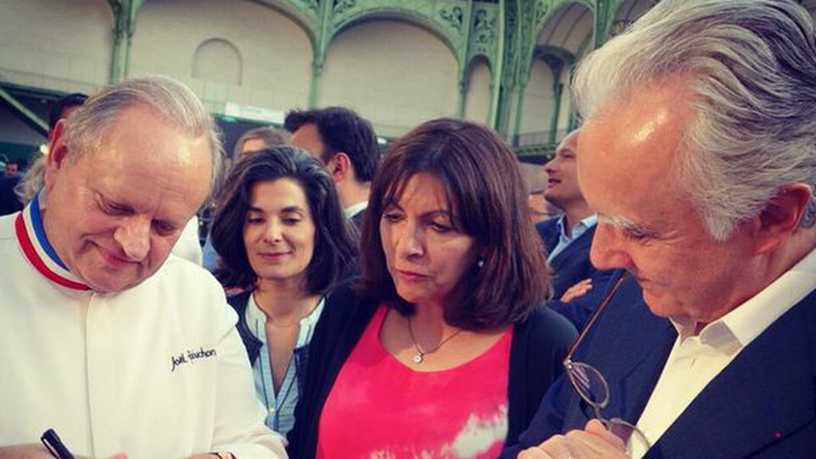 Anne Hidalgo, groupie devant Ducasse et Robuchon