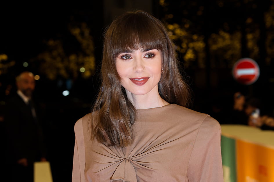 Lily Collins, ravissante avec son look monochrome cerise