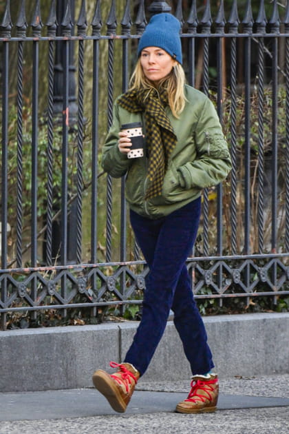 Sienna Miller en bomber et baskets fourrés