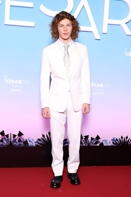 Samuel Kircher en costume et cravate blanche Dior