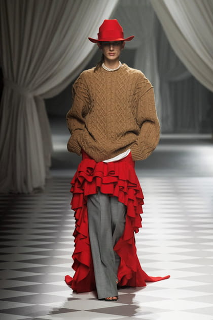 Jupe asym&eacute;trique, pull en maille et pantalon gris aper&ccedil;us sur le d&eacute;fil&eacute; Moschino