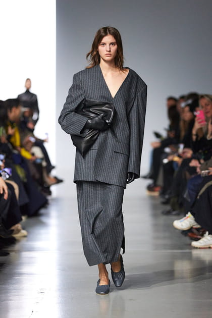 Veste de costume oversize et longue jupe grise aperçues sur le défilé Gauchere