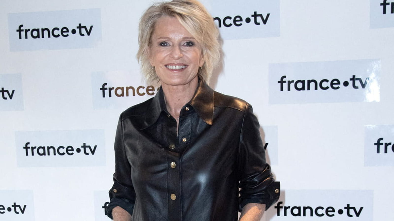 Sophie Davant en robe en cuir noir