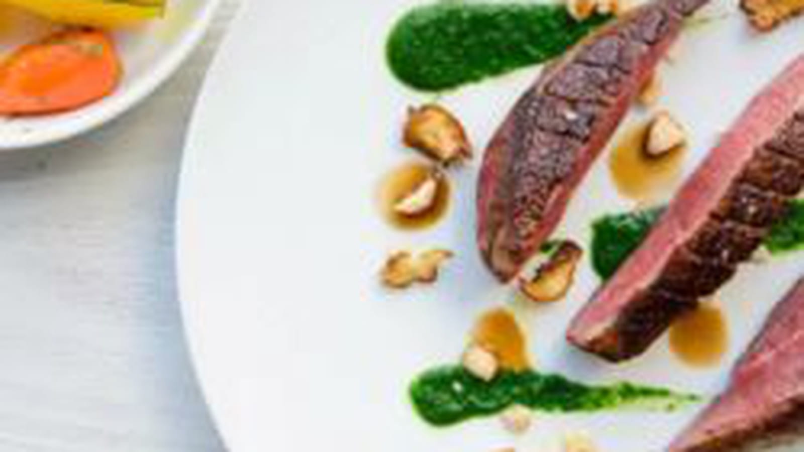Poitrine de canard rôtie au gingembre, aux noisettes et au coulis de persil, cassolette de carottes et navets nouveaux