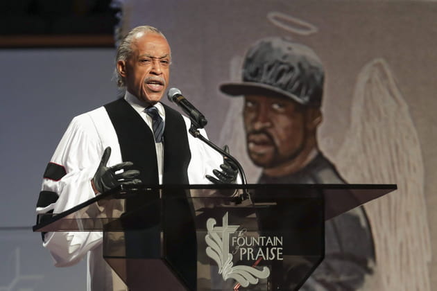 Le r&eacute;v&eacute;rend Al Sharpton &eacute;meut la foule avec un discours poignant, et attaque le pr&eacute;sident Trump