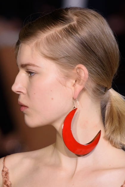 La boucle d'oreille lune oversise du d&eacute;fil&eacute; Stella McCartney
