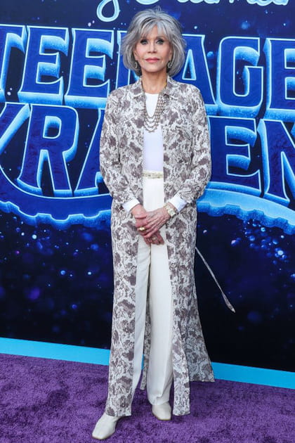 Jane Fonda en manteau long imprimé