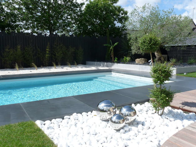 Après : des galets blancs et une composition artistique