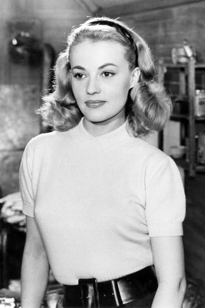 Jeanne Moreau en pull &agrave; manches courtes et large ceinture noire