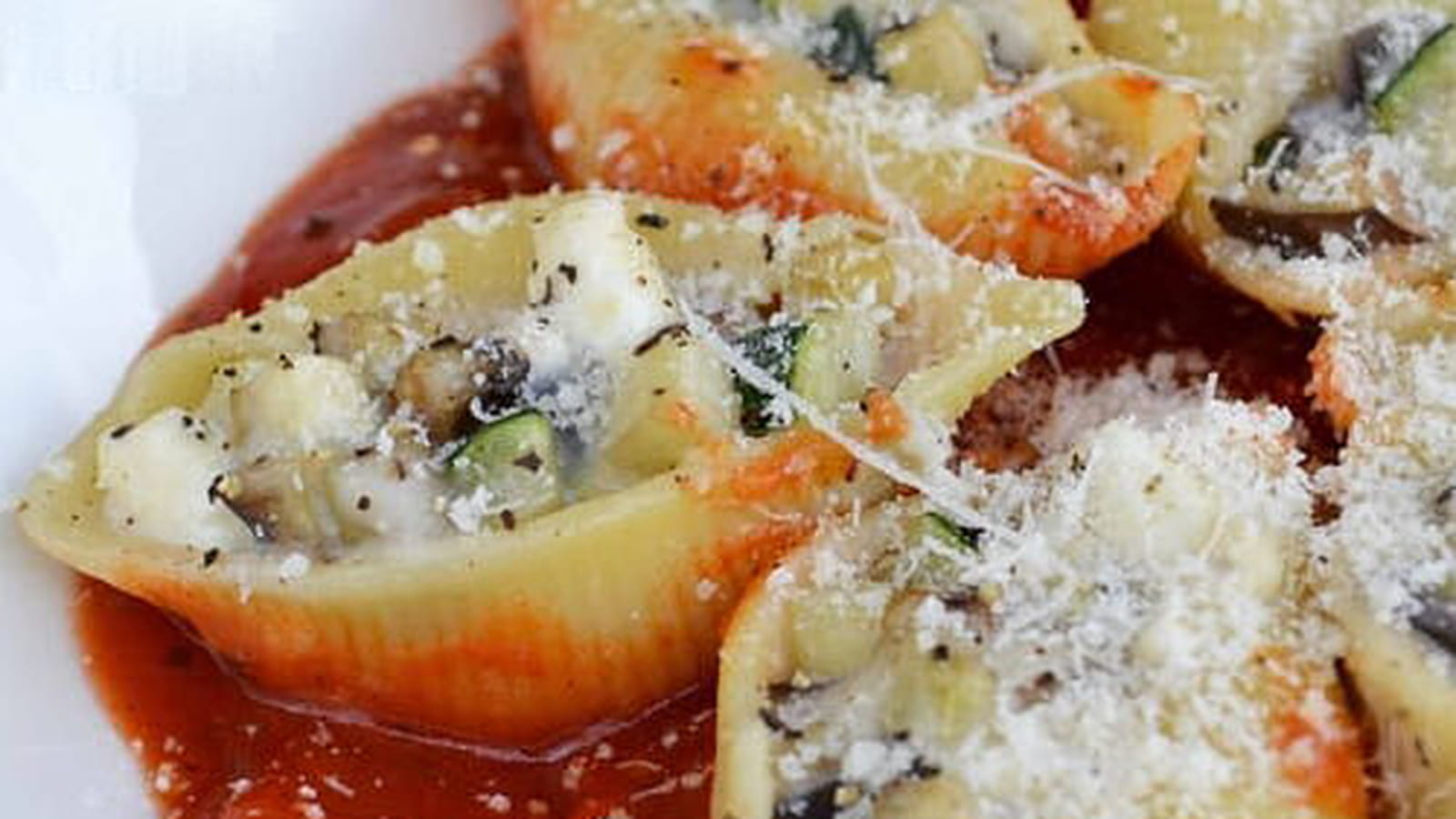 Pâtes conchiglione farcies aux aubergines et courgettes, béchamel et feta