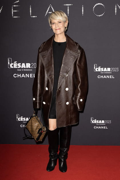 Marina Fo&iuml;s en trench-coat marron en cuir