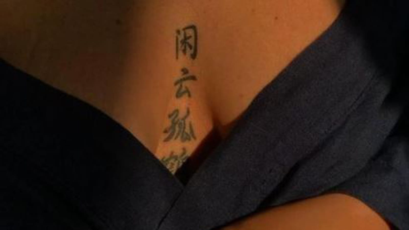 Ecriture chinoise entre les seins
