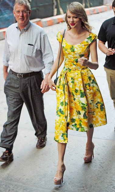 Taylor Swift en robe jaune fleurie Oscar de la Renta