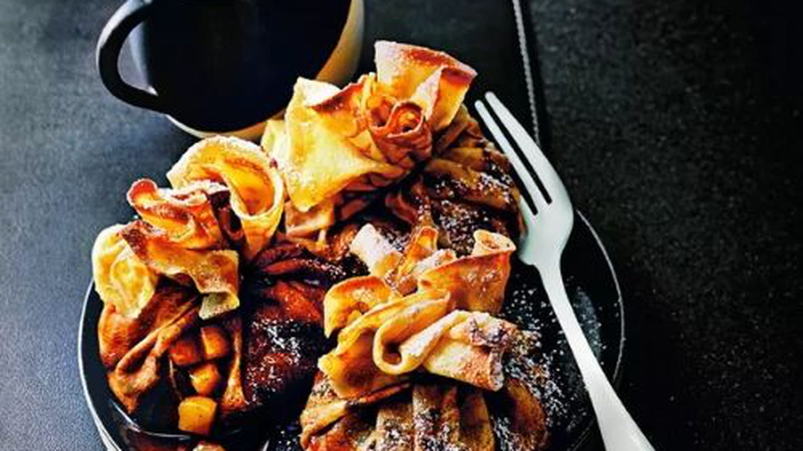 Aumônière de crêpes, pommes sautées, caramel au beurre salé d'Eric Frechon