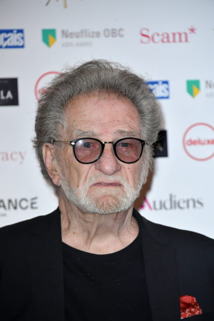 Eddy Mitchell : le visage fermé face aux photographes