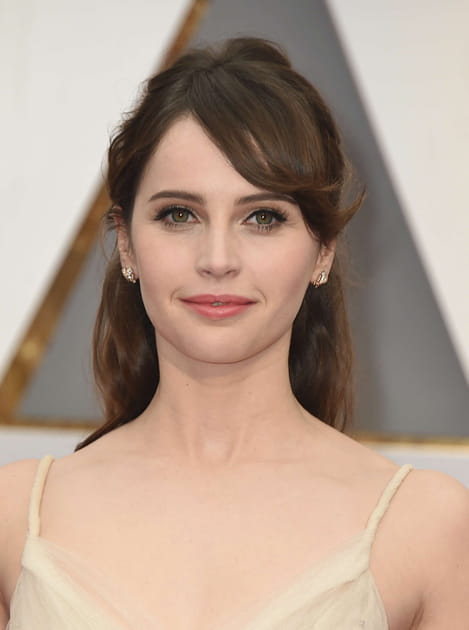 La coiffure sage de Felicity Jones