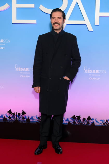 Melvil Poupaud en manteau noir fa&ccedil;on caban