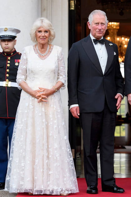 Camilla Parker-Bowles en robe en dentelle blanche à manches trois-quarts
