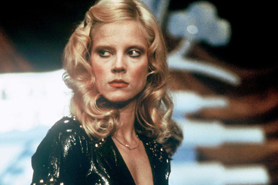 Sylvie Vartan, s&eacute;duisante avec ses cheveux boucl&eacute;s avec barrette