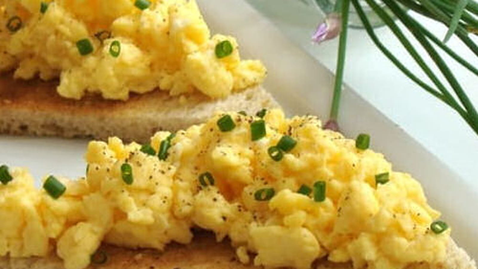 Tartines d'oeufs brouillés