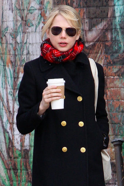 Michelle Williams en manteau noir et écharpe tartan