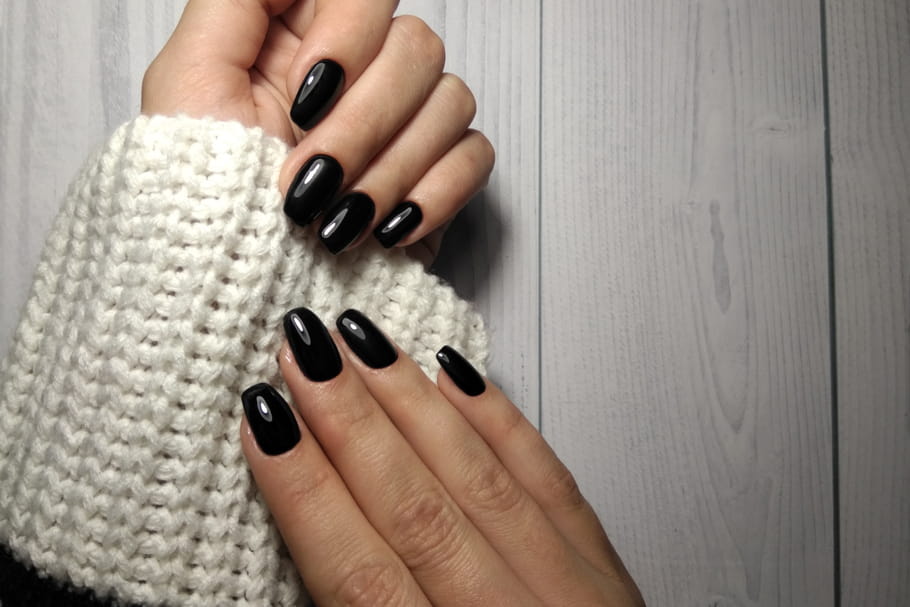 Vernis noir : comment bien le porter et l'appliquer ?