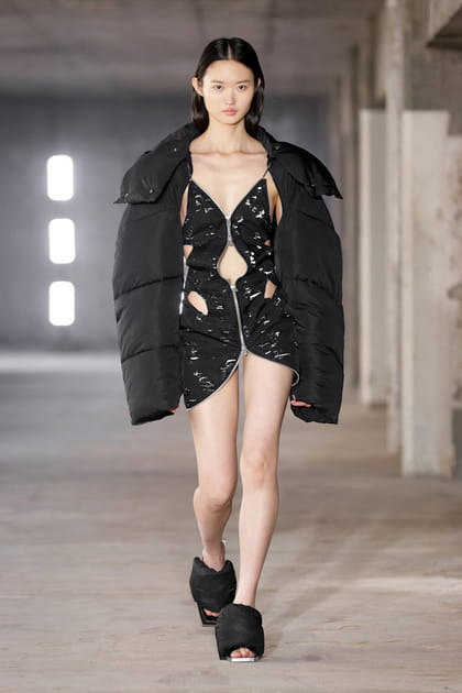Robe cut out et doudoune oversize aper&ccedil;ues sur le d&eacute;fil&eacute; Heliot Emil