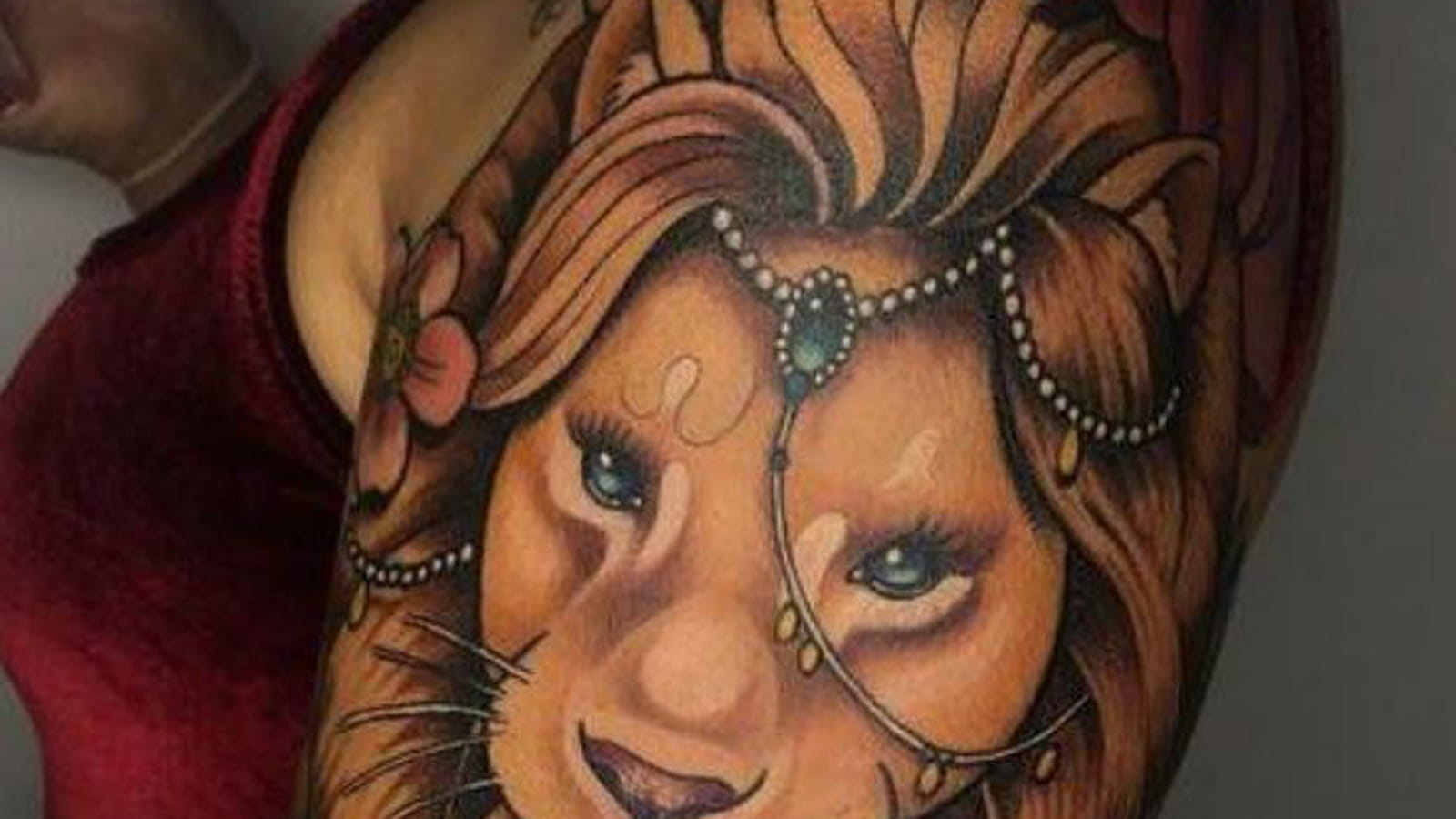 Lion majestueux sur le bras
