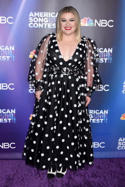 Kelly Clarkson en robe noire à pois blancs