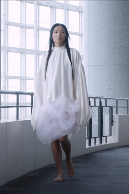 Robe blanche à manches extra longues aperçue sur le défilé Aelis