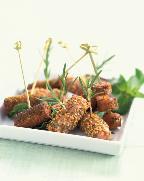 Mini-brochettes de saucisses au romarin et sésame