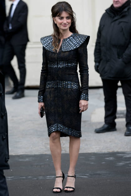 Pen&eacute;lope Cruz en robe midi noire structur&eacute;e Chanel